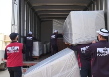 فريق نقل عفش من الرياض إلى تبوك يقوم بتحميل الأثاث بطريقة احترافية