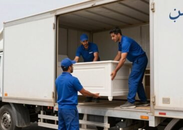 شركة نقل عفش من جدة إلى القطيف تقوم بتحميل الأثاث في شاحنة مجهزة