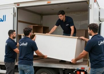 فريق عمل شركة نقل عفش من جدة إلى رماح أثناء تحميل الأثاث