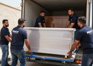 فريق مؤسسة مالك لنقل العفش من جدة إلى سكاكا يقوم بتحميل الأثاث بطريقة احترافية