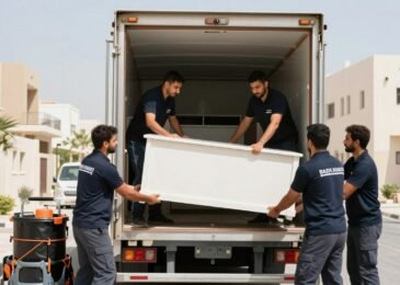 فريق محترف لنقل عفش جدة يقوم بتحميل الأثاث بعناية